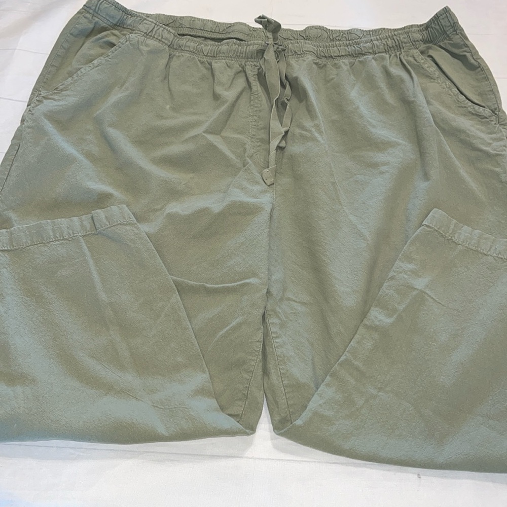 Woman’s Cropped Pants